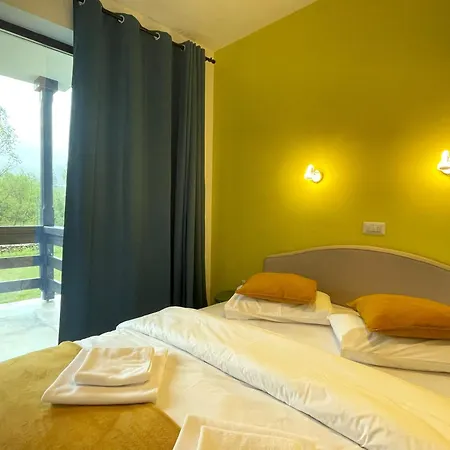 Apartment Cozy Riverfront With Garden And Mountain View